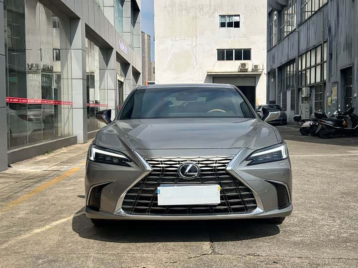 Фото 2 - Lexus ES