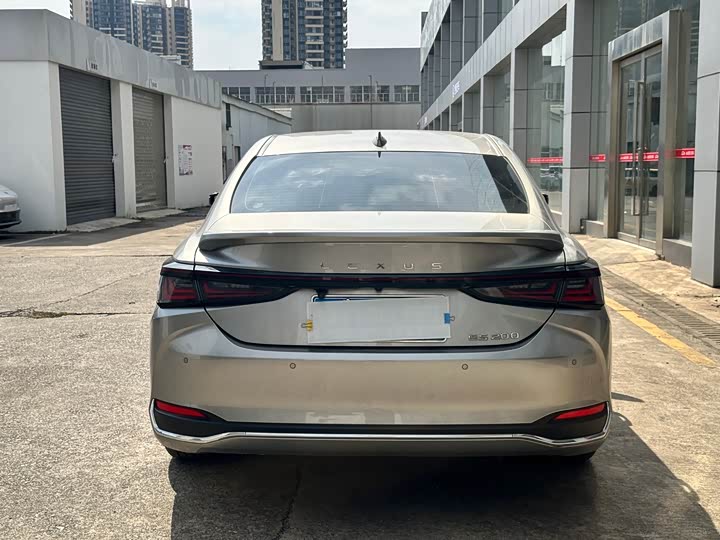 Фото 8 - Lexus ES