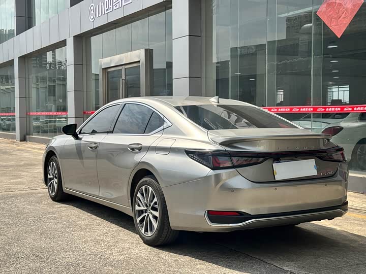 Фото 9 - Lexus ES