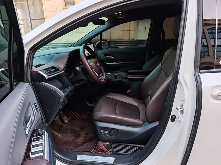 Фото 8 - Toyota Granvia