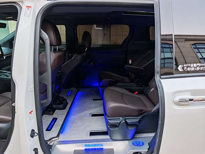 Фото 9 - Toyota Granvia