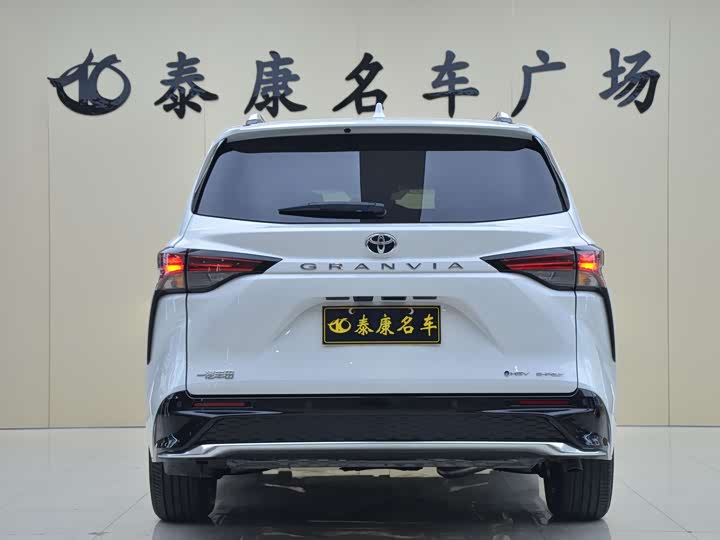 Photo 3 - Toyota Granvia