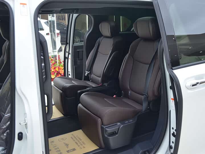 Photo 5 - Toyota Granvia