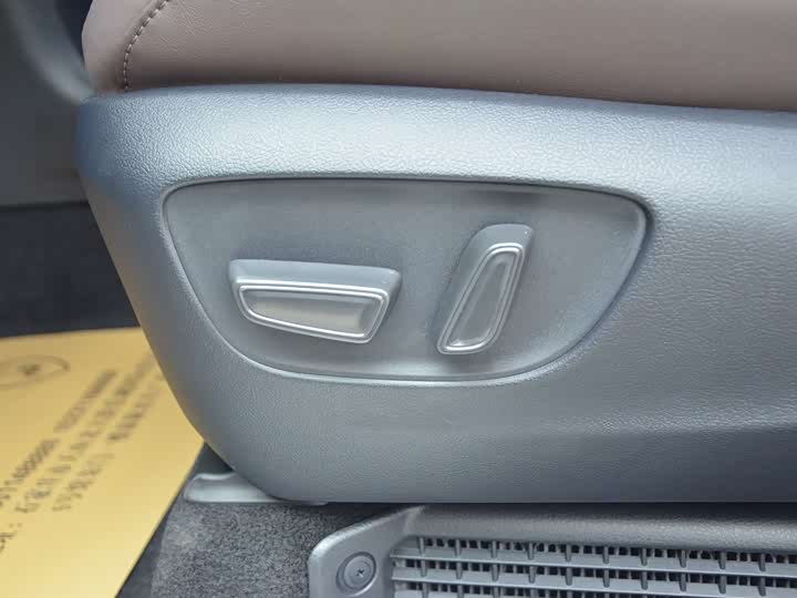 Photo 7 - Toyota Granvia