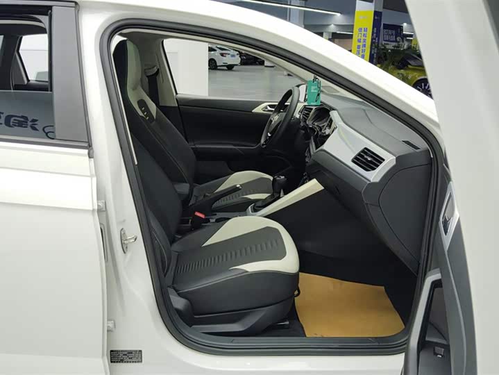 Фото 8 - Volkswagen Polo