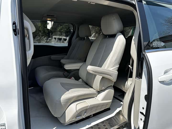 Photo 7 - Buick GL8 ES