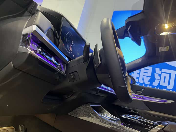 Фото 8 - BMW 7 Series