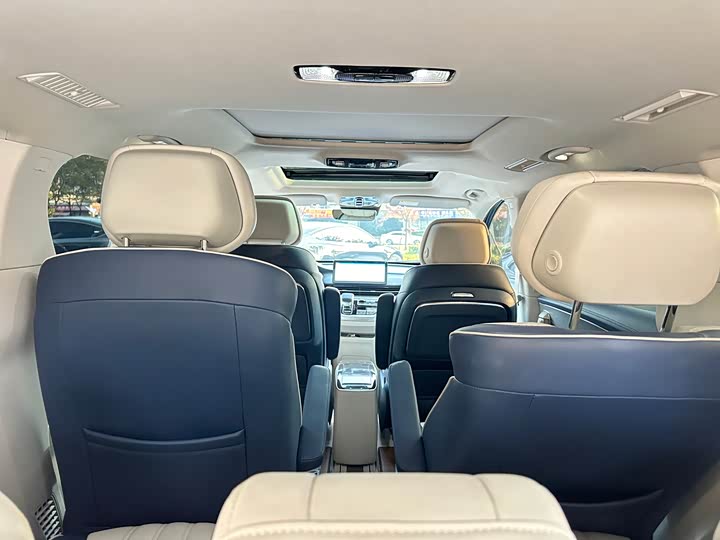 Фото 9 - Roewe iMax 8