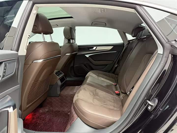 Фото 6 - Audi A7L