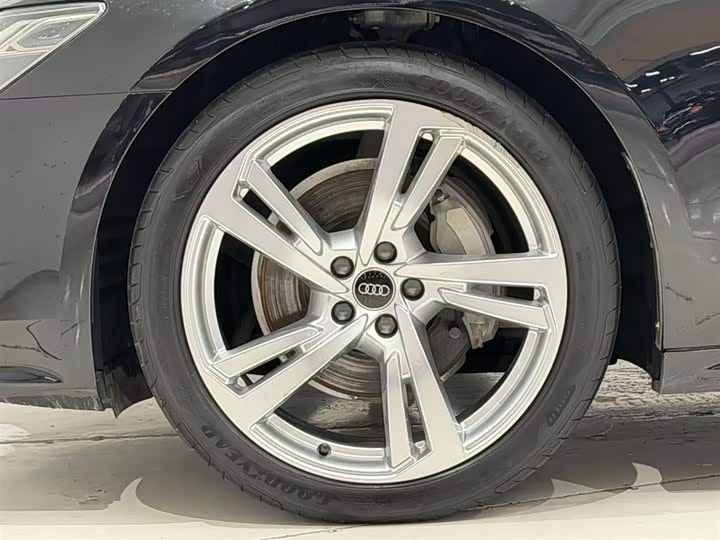 Фото 9 - Audi A7L