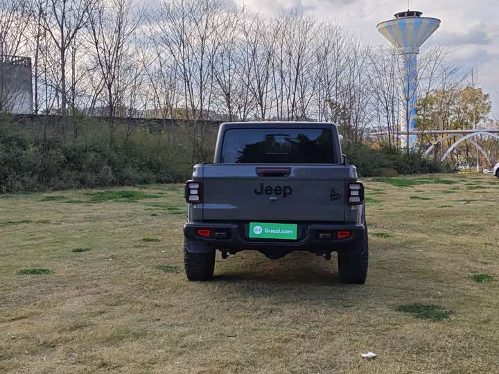 Photo 5 - Jeep Gladiator