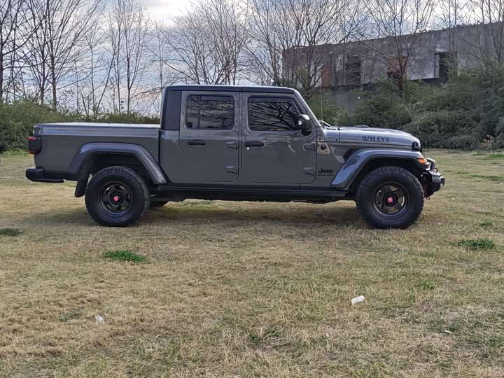 Photo 7 - Jeep Gladiator