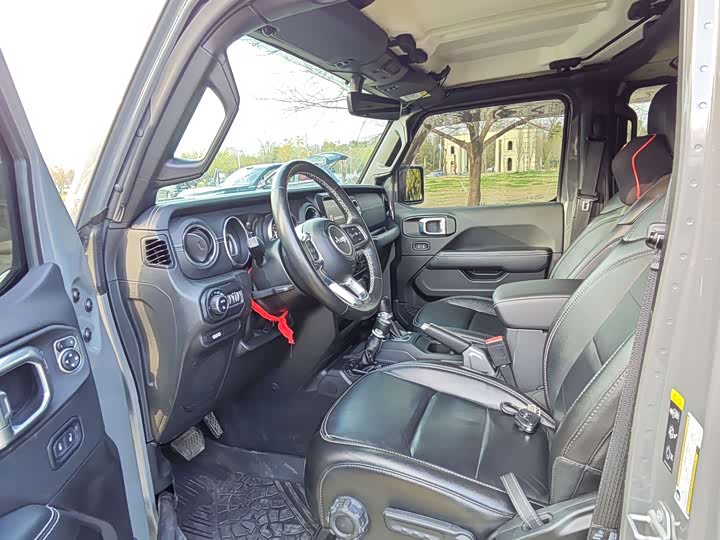 Photo 8 - Jeep Gladiator