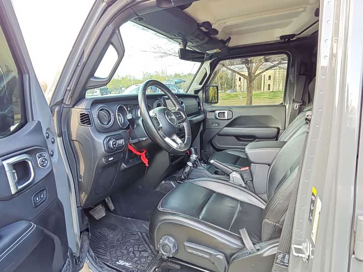 Photo 9 - Jeep Gladiator