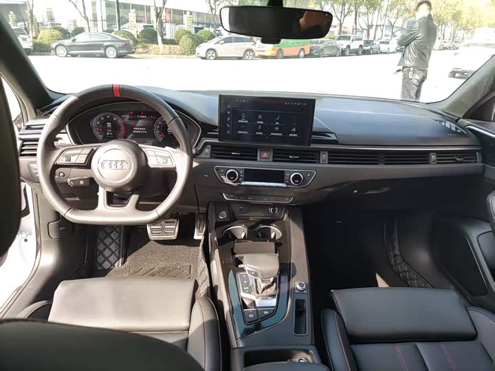 Фото 4 - Audi A4L