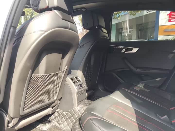 Фото 5 - Audi A4L