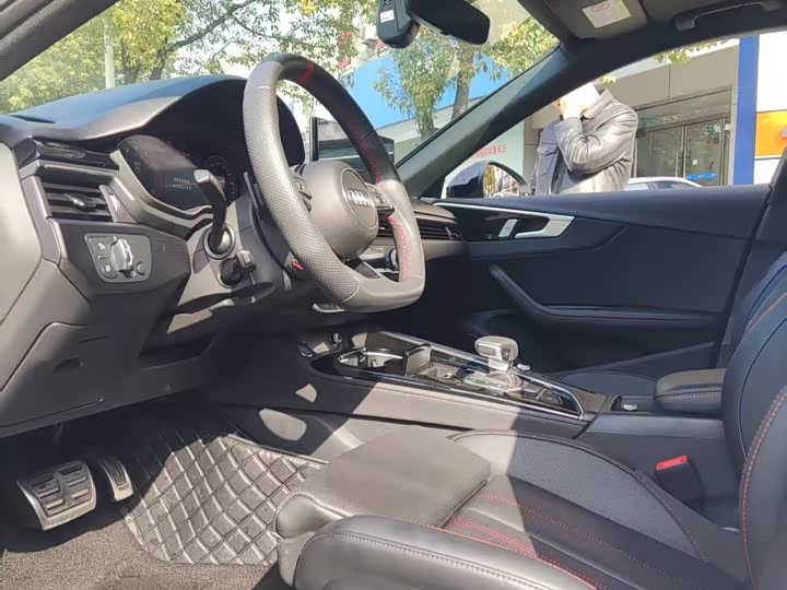 Фото 6 - Audi A4L