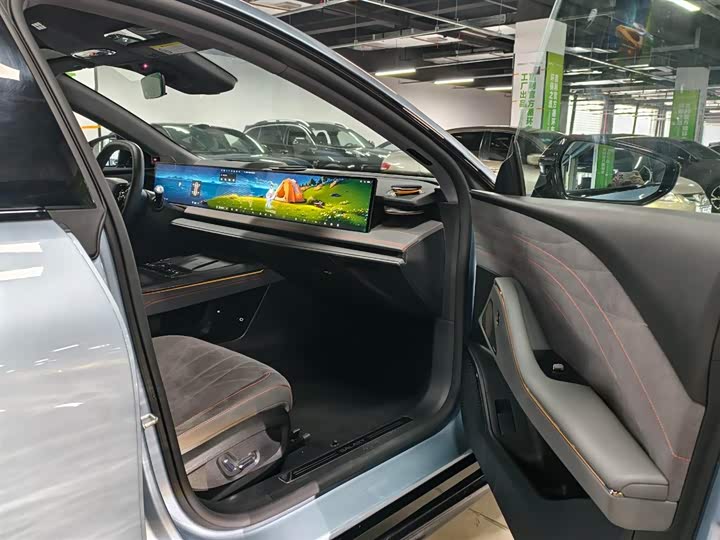 Photo 8 - Geely Galaxy E8