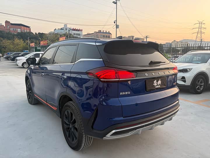 Фото 8 - Geely Atlas