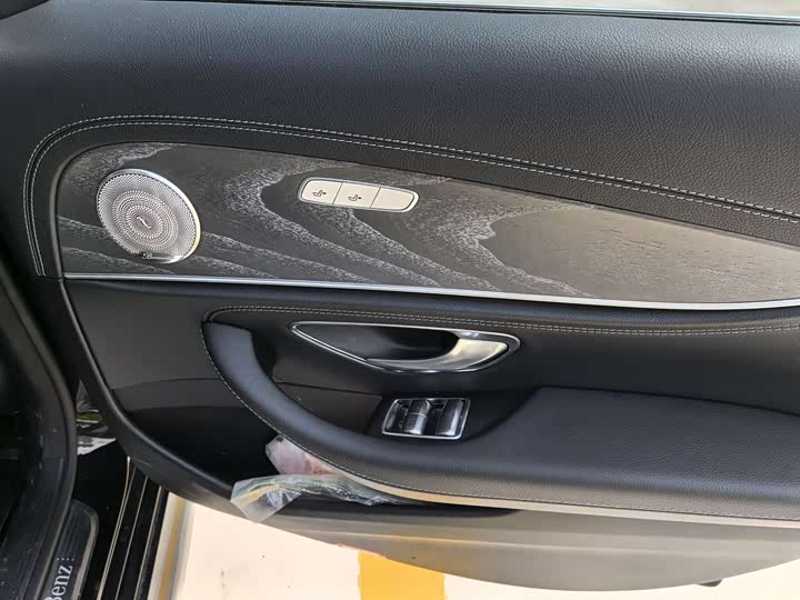 Фото 9 - Mercedes-Benz E-Class