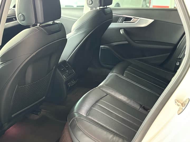 Фото 5 - Audi A4L