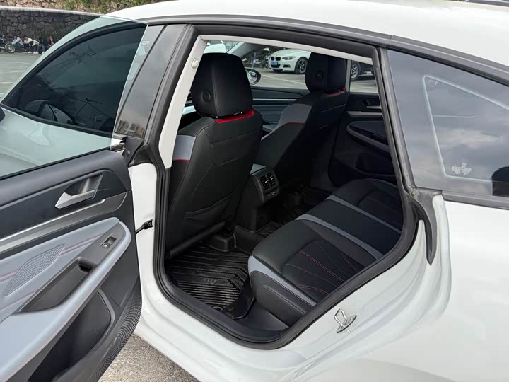 Photo 8 - Volkswagen Lamando L