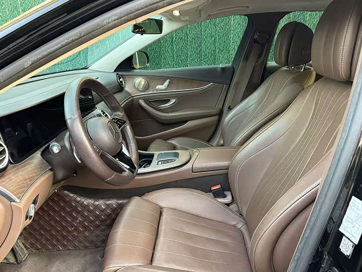 Photo 8 - Mercedes-Benz E-Class