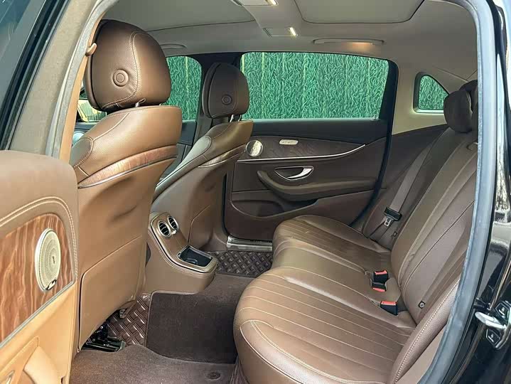 Photo 9 - Mercedes-Benz E-Class