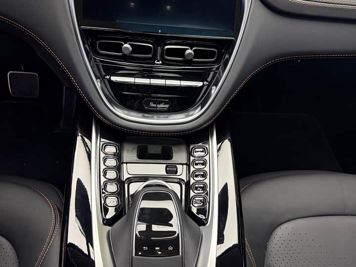 Фото 4 - Aston Martin DBX