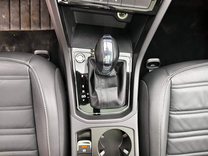 Фото 9 - Volkswagen Touran L