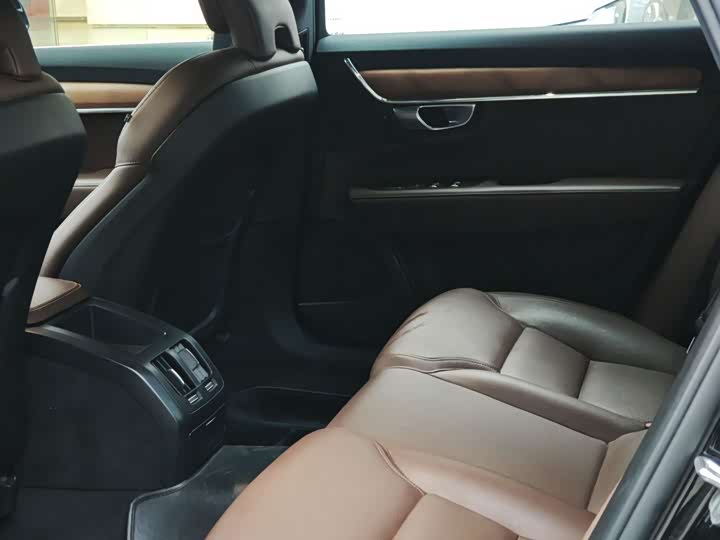 Фото 9 - Volvo S90