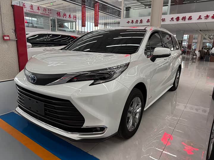 Photo 2 - Toyota Sienna