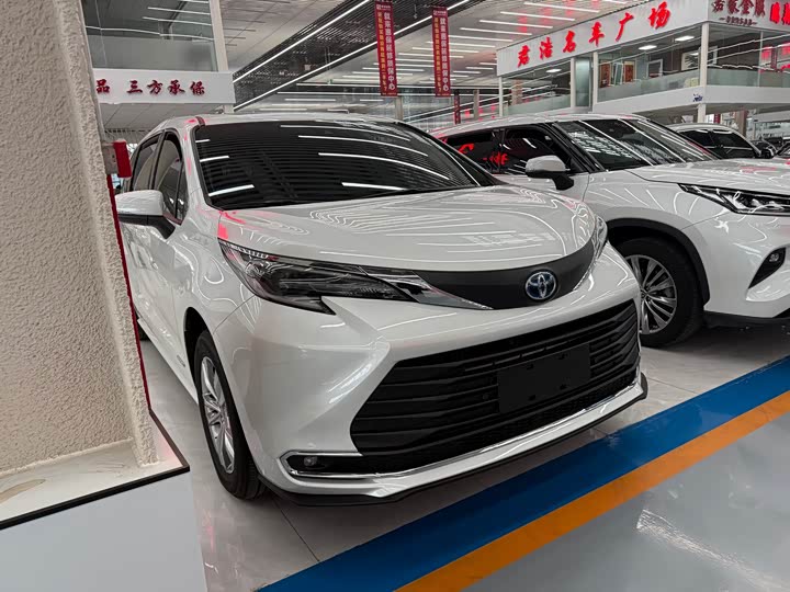 Photo 3 - Toyota Sienna