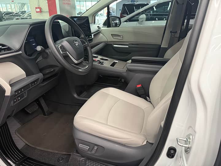 Photo 4 - Toyota Sienna