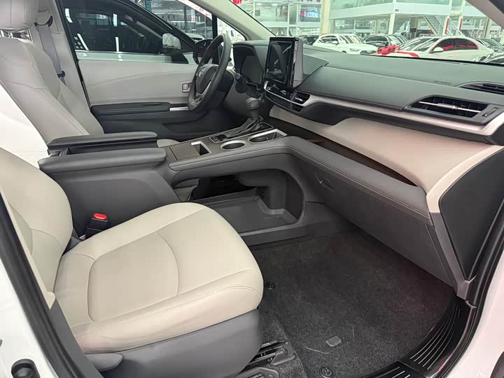 Photo 6 - Toyota Sienna