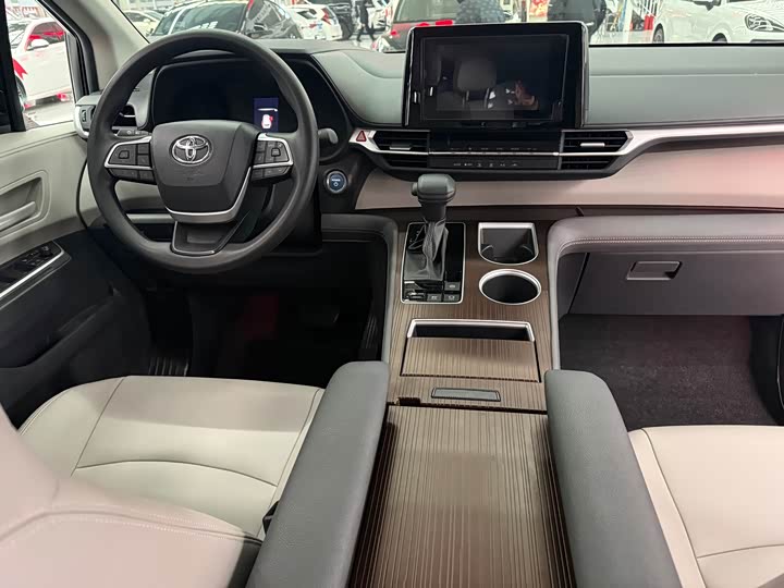 Photo 7 - Toyota Sienna