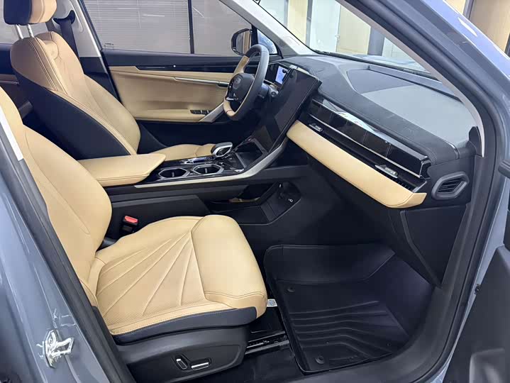 Фото 8 - Geely Atlas L