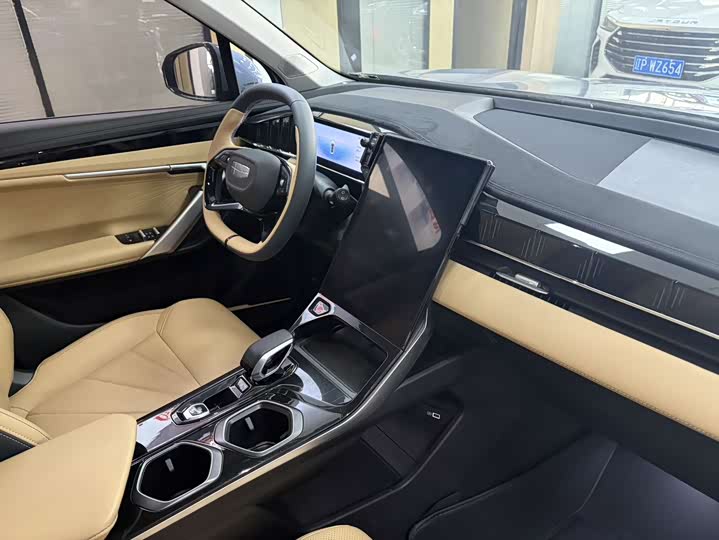 Фото 9 - Geely Atlas L