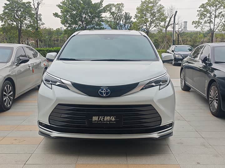 Фото 2 - Toyota Sienna