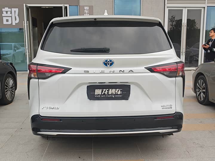 Фото 4 - Toyota Sienna