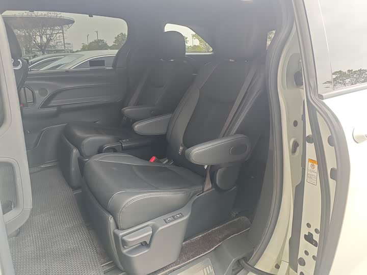 Фото 8 - Toyota Sienna