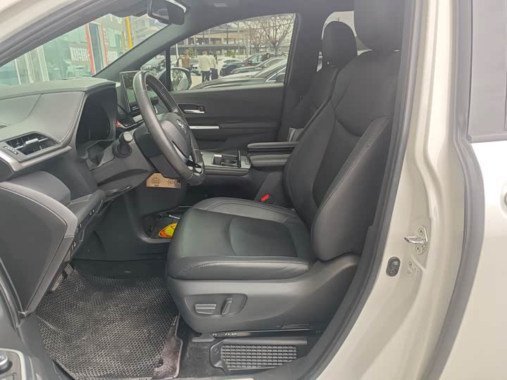 Фото 9 - Toyota Sienna