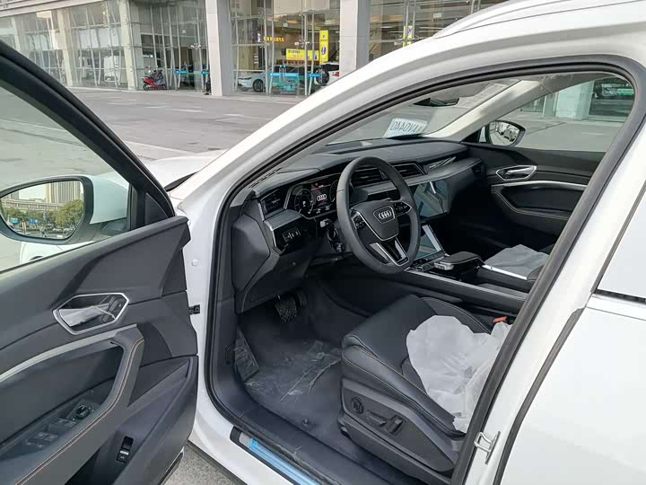 Фото 4 - Audi e-tron