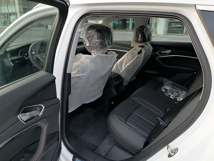 Фото 5 - Audi e-tron