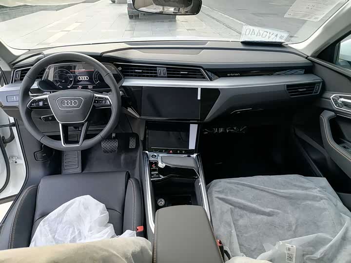 Фото 6 - Audi e-tron