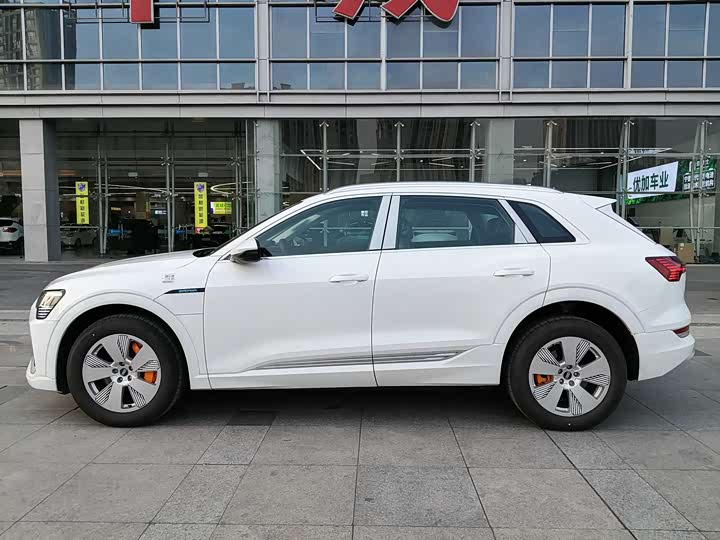 Фото 8 - Audi e-tron