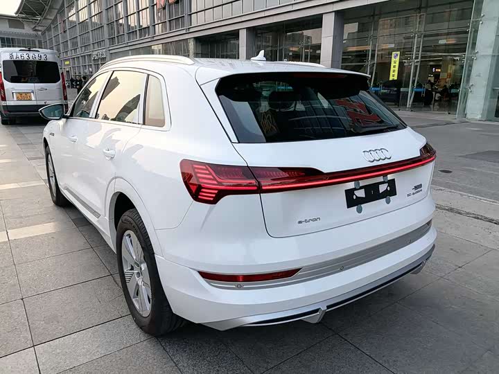 Фото 9 - Audi e-tron