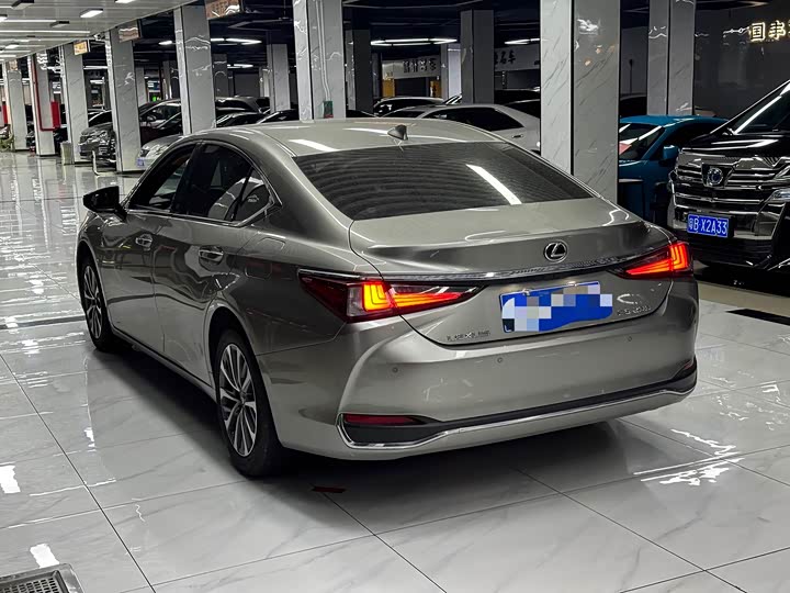 Фото 3 - Lexus ES