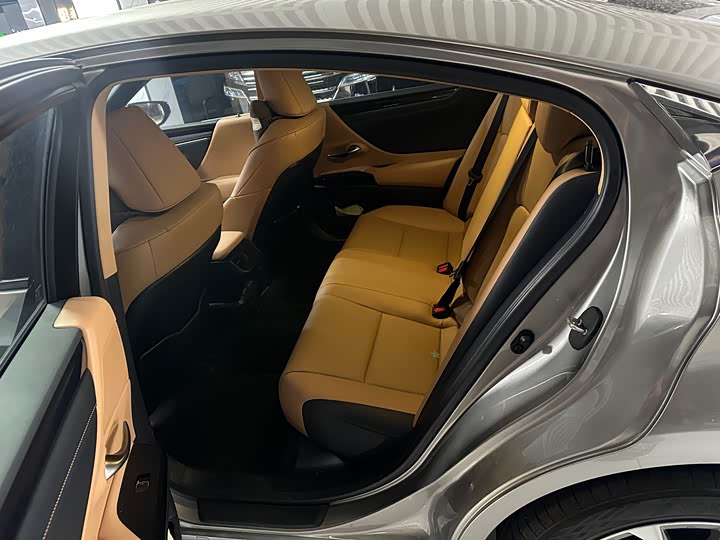 Фото 5 - Lexus ES