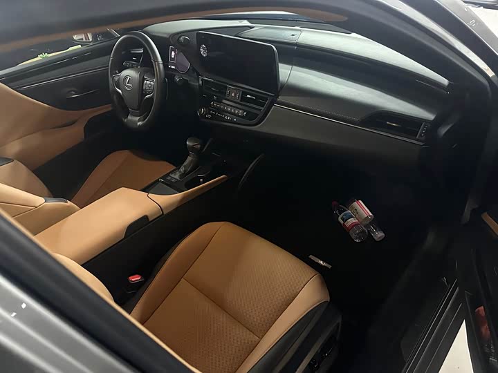 Фото 8 - Lexus ES